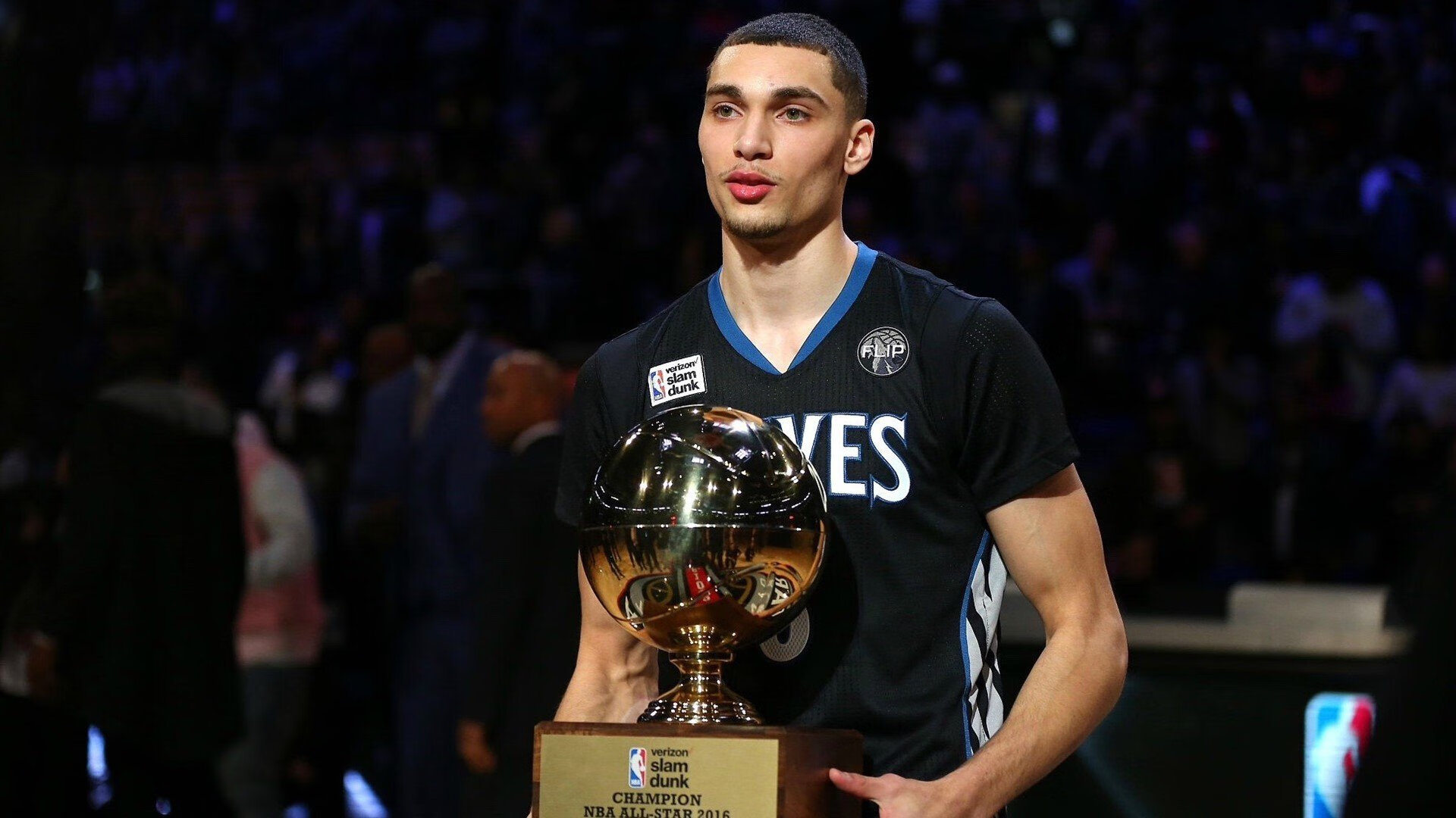 字母哥爆发，辽宁队节奏掌控湖人，这一夜，篮球世界彻底乱套了